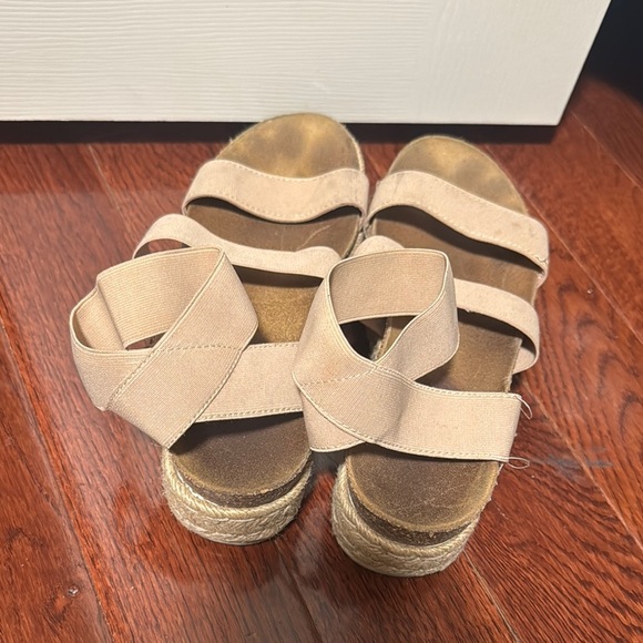 Steve Madden Tan Sandals Comfortable Platform Design - Picture 3 of 5